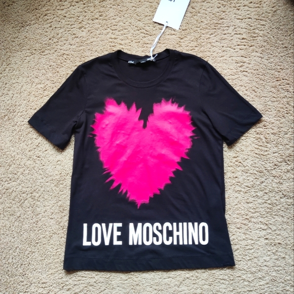 Tシャツ・カットソー Moschino SS24 HEART PATCH SHIRT (02013270_0001) m_632f6f344bd760c7fd637ae9.jpg